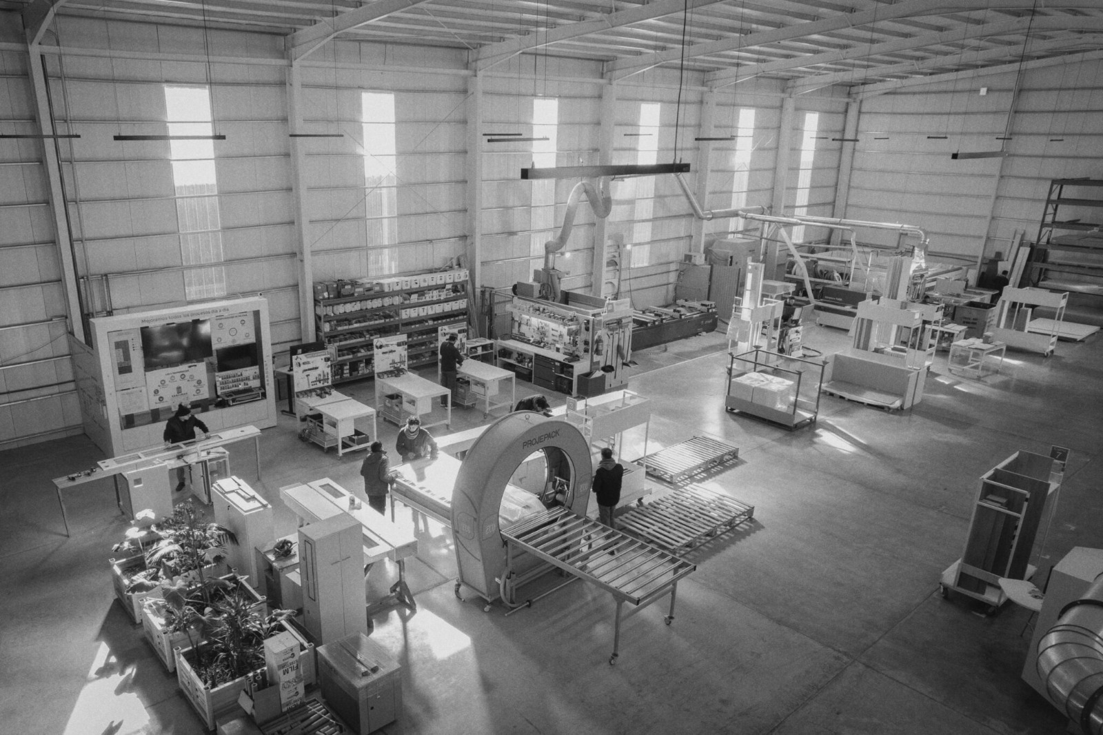 Interior de la planta de Scarpatti Amoblamientos con producción organizada bajo Lean Manufacturing